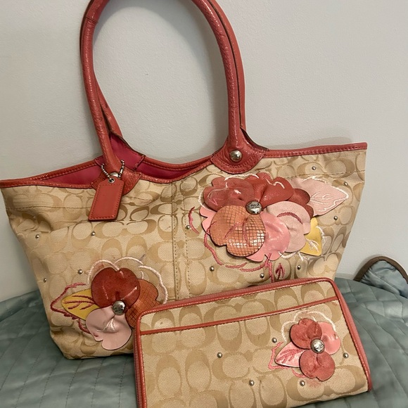 Coach bleaker signature tote bag & wallet with pink and Rose colored flowers - Picture 1 of 9